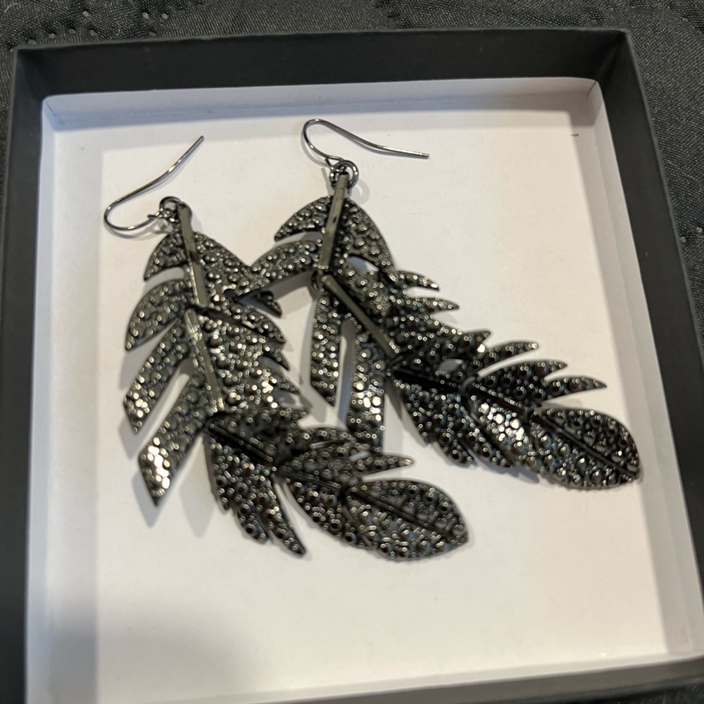 Express Earrings 🪶 - Picture 4 of 6